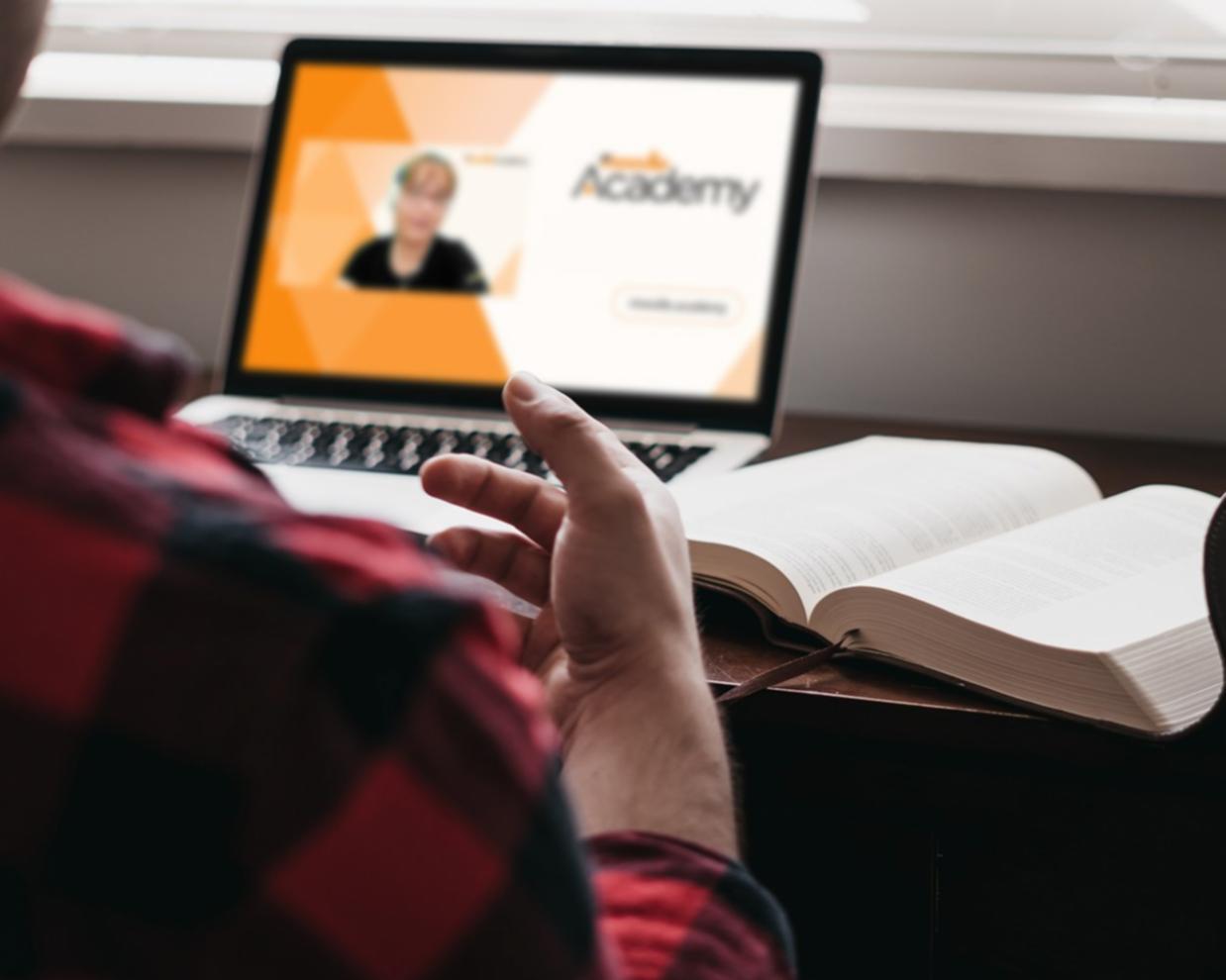 Modernes Büro mit Arbeitsplätzen für Online-Learning-Team