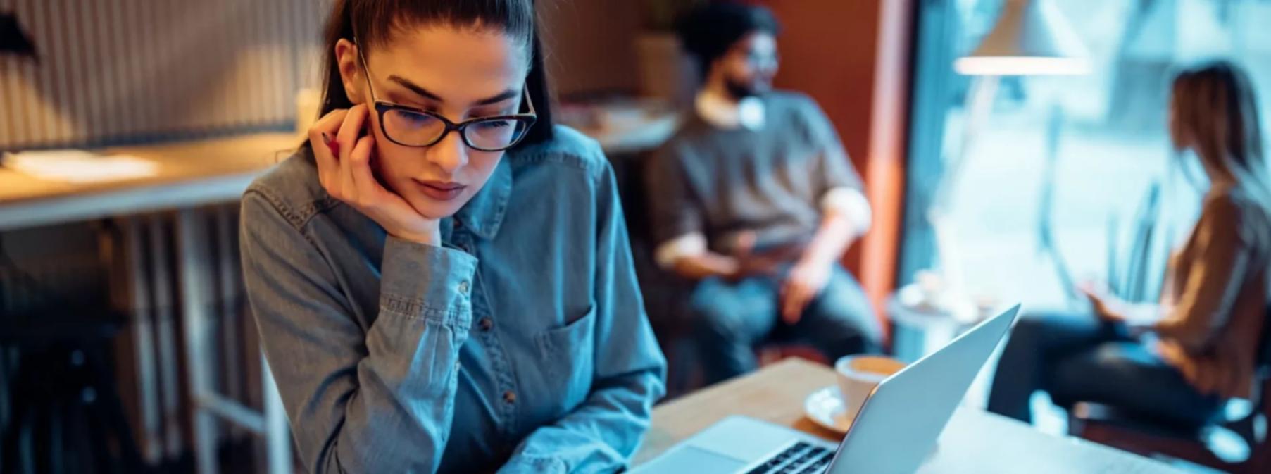 Professionelle Lernumgebung mit moderner Ausstattung für Online-Kurse